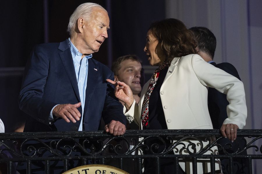 Wakil Presiden Kamala Harris berbicara dengan Presiden Joe Biden saat mereka menyaksikan pertunjukan kembang api Hari Kemerdekaan di National Mall dari balkon Gedung Putih, Kamis, 4 Juli 2024, di Washington.