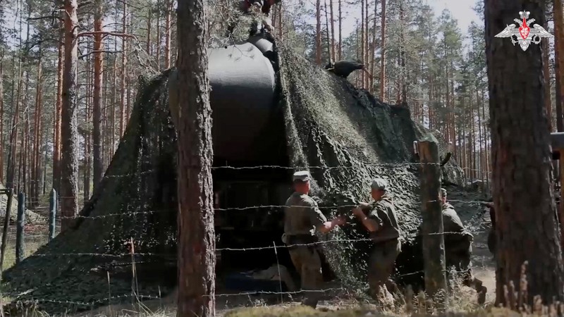 Sistem rudal balistik antarbenua Yars keluar dari tempat perlindungan militer selama, yang disebut Kementerian Pertahanan Rusia, rencana latihan Pasukan Rudal Strategis di wilayah Irkutsk, Rusia, dalam gambar diam dari video yang dirilis 23 Juli 2024. Sistem rudal balistik antarbenua Yars keluar dari tempat perlindungan militer selama, yang disebut Kementerian Pertahanan Rusia, rencana latihan Pasukan Rudal Strategis di wilayah Irkutsk, Rusia, dalam gambar diam dari video yang dirilis 23 Juli 2024. (Russian Defence Ministry/Handout via REUTERS)