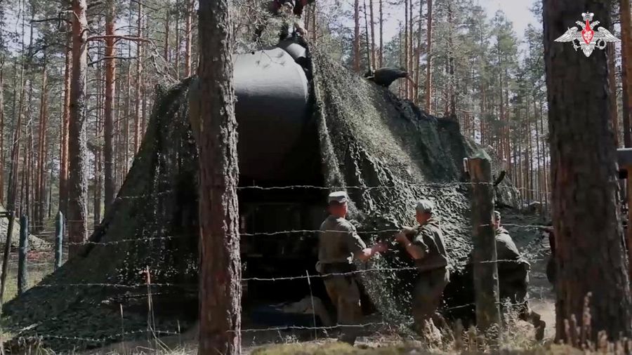 Sistem rudal balistik antarbenua Yars keluar dari tempat perlindungan militer selama, yang disebut Kementerian Pertahanan Rusia, rencana latihan Pasukan Rudal Strategis di wilayah Irkutsk, Rusia, dalam gambar diam dari video yang dirilis 23 Juli 2024. (Russian Defence Ministry/Handout via REUTERS)