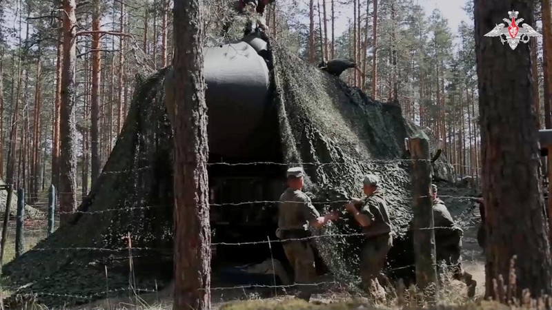 Sistem rudal balistik antarbenua Yars keluar dari tempat perlindungan militer selama, yang disebut Kementerian Pertahanan Rusia, rencana latihan Pasukan Rudal Strategis di wilayah Irkutsk, Rusia, dalam gambar diam dari video yang dirilis 23 Juli 2024. (Russian Defence Ministry/Handout via REUTERS)