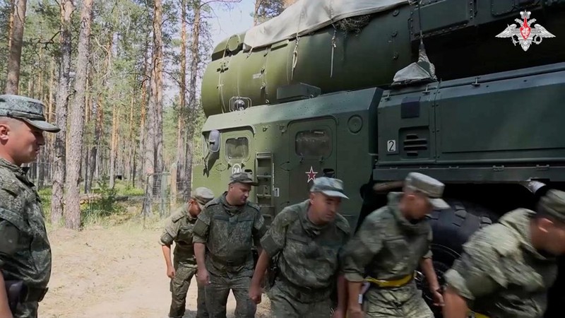 Sistem rudal balistik antarbenua Yars keluar dari tempat perlindungan militer selama, yang disebut Kementerian Pertahanan Rusia, rencana latihan Pasukan Rudal Strategis di wilayah Irkutsk, Rusia, dalam gambar diam dari video yang dirilis 23 Juli 2024. (Russian Defence Ministry/Handout via REUTERS)