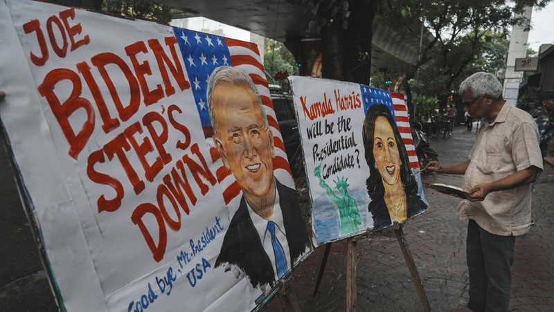 Indian art teacher Prithvi Raj Kambli, makes painting of US. Vice President Kamala Harris, in Mumbai, India, Monday, July 22, 2024. (AP Photo/Rafiq Maqbool)