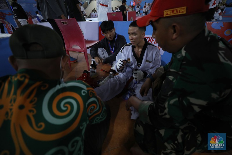 Atlet taekwondo berlaga dalam Ajang turnamen rangkaian Road to PON XXI, KONI-Bayan Championship 2024 di Universitas Mulawarman (Unmul) Samarinda, Kalimantan Timur, Selasa (23/7/2024). (CNBC Indonesia/Tri Susilo) Atlet taekwondo berlaga dalam Ajang turnamen rangkaian Road to PON XXI, KONI-Bayan Championship 2024 di Universitas Mulawarman (Unmul) Samarinda, Kalimantan Timur, Selasa (23/7/2024). (CNBC Indonesia/Tri Susilo)