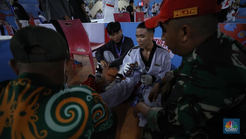 Atlet taekwondo berlaga dalam Ajang turnamen rangkaian Road to PON XXI, KONI-Bayan Championship 2024 di Universitas Mulawarman (Unmul) Samarinda, Kalimantan Timur, Selasa (23/7/2024). (CNBC Indonesia/Tri Susilo)