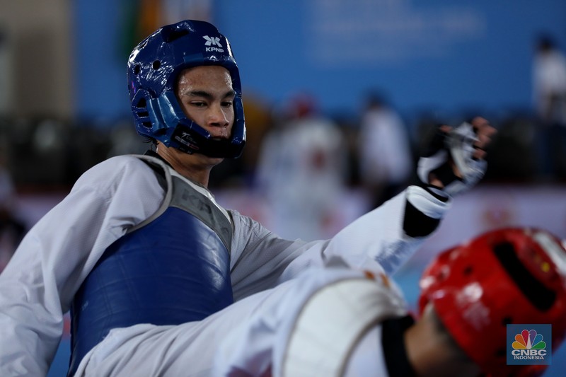 Atlet taekwondo berlaga dalam Ajang turnamen rangkaian Road to PON XXI, KONI-Bayan Championship 2024 di Universitas Mulawarman (Unmul) Samarinda, Kalimantan Timur, Selasa (23/7/2024). (CNBC Indonesia/Tri Susilo) Atlet taekwondo berlaga dalam Ajang turnamen rangkaian Road to PON XXI, KONI-Bayan Championship 2024 di Universitas Mulawarman (Unmul) Samarinda, Kalimantan Timur, Selasa (23/7/2024). (CNBC Indonesia/Tri Susilo)