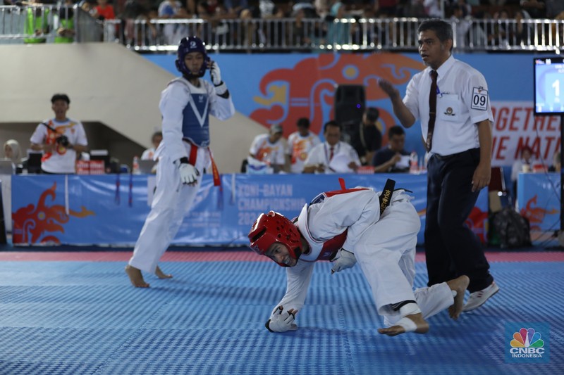 Atlet taekwondo berlaga dalam Ajang turnamen rangkaian Road to PON XXI, KONI-Bayan Championship 2024 di Universitas Mulawarman (Unmul) Samarinda, Kalimantan Timur, Selasa (23/7/2024). (CNBC Indonesia/Tri Susilo) Atlet taekwondo berlaga dalam Ajang turnamen rangkaian Road to PON XXI, KONI-Bayan Championship 2024 di Universitas Mulawarman (Unmul) Samarinda, Kalimantan Timur, Selasa (23/7/2024). (CNBC Indonesia/Tri Susilo)