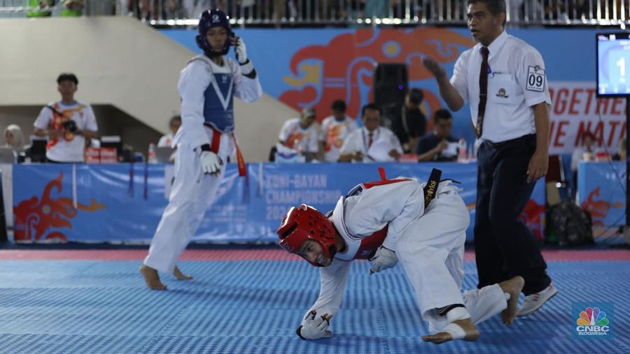Atlet taekwondo berlaga dalam Ajang turnamen rangkaian Road to PON XXI, KONI-Bayan Championship 2024 di Universitas Mulawarman (Unmul) Samarinda, Kalimantan Timur, Selasa (23/7/2024). (CNBC Indonesia/Tri Susilo)