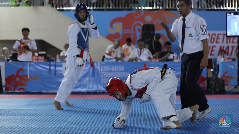Atlet taekwondo berlaga dalam Ajang turnamen rangkaian Road to PON XXI, KONI-Bayan Championship 2024 di Universitas Mulawarman (Unmul) Samarinda, Kalimantan Timur, Selasa (23/7/2024). (CNBC Indonesia/Tri Susilo)
