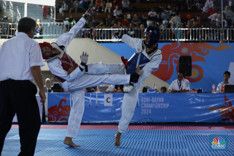 Atlet taekwondo berlaga dalam Ajang turnamen rangkaian Road to PON XXI, KONI-Bayan Championship 2024 di Universitas Mulawarman (Unmul) Samarinda, Kalimantan Timur, Selasa (23/7/2024). (CNBC Indonesia/Tri Susilo)