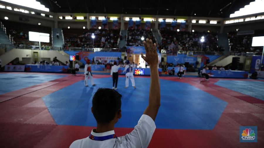 Atlet taekwondo berlaga dalam Ajang turnamen rangkaian Road to PON XXI, KONI-Bayan Championship 2024 di Universitas Mulawarman (Unmul) Samarinda, Kalimantan Timur, Selasa (23/7/2024). (CNBC Indonesia/Tri Susilo)