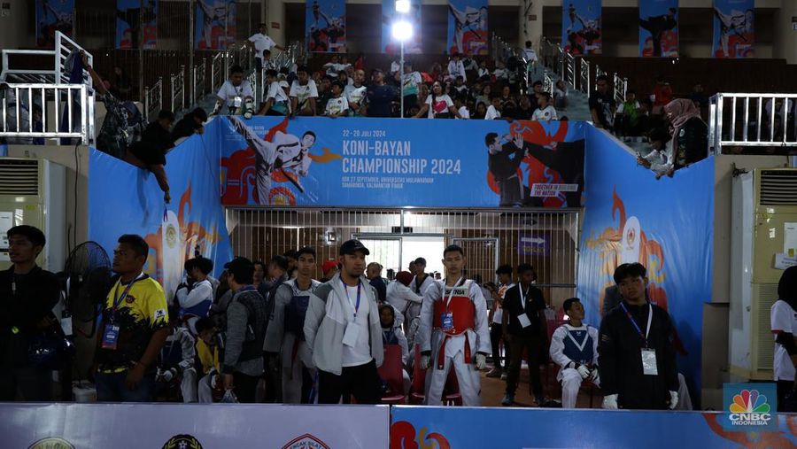 Atlet taekwondo berlaga dalam Ajang turnamen rangkaian Road to PON XXI, KONI-Bayan Championship 2024 di Universitas Mulawarman (Unmul) Samarinda, Kalimantan Timur, Selasa (23/7/2024). (CNBC Indonesia/Tri Susilo)