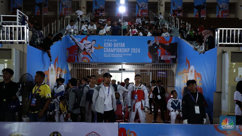 Atlet taekwondo berlaga dalam Ajang turnamen rangkaian Road to PON XXI, KONI-Bayan Championship 2024 di Universitas Mulawarman (Unmul) Samarinda, Kalimantan Timur, Selasa (23/7/2024). (CNBC Indonesia/Tri Susilo)