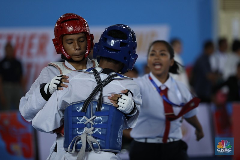 Atlet taekwondo berlaga dalam Ajang turnamen rangkaian Road to PON XXI, KONI-Bayan Championship 2024 di Universitas Mulawarman (Unmul) Samarinda, Kalimantan Timur, Selasa (23/7/2024). (CNBC Indonesia/Tri Susilo)
