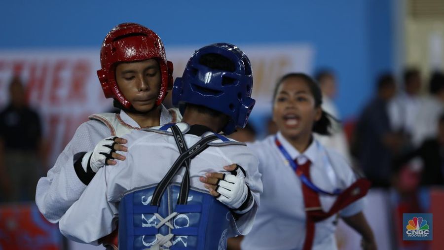 Atlet taekwondo berlaga dalam Ajang turnamen rangkaian Road to PON XXI, KONI-Bayan Championship 2024 di Universitas Mulawarman (Unmul) Samarinda, Kalimantan Timur, Selasa (23/7/2024). (CNBC Indonesia/Tri Susilo)