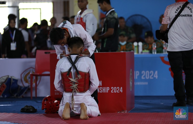 Atlet taekwondo berlaga dalam Ajang turnamen rangkaian Road to PON XXI, KONI-Bayan Championship 2024 di Universitas Mulawarman (Unmul) Samarinda, Kalimantan Timur, Selasa (23/7/2024). (CNBC Indonesia/Tri Susilo) Atlet taekwondo berlaga dalam Ajang turnamen rangkaian Road to PON XXI, KONI-Bayan Championship 2024 di Universitas Mulawarman (Unmul) Samarinda, Kalimantan Timur, Selasa (23/7/2024). (CNBC Indonesia/Tri Susilo)