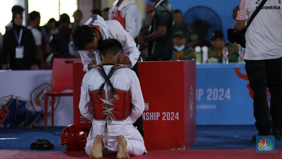 Atlet taekwondo berlaga dalam Ajang turnamen rangkaian Road to PON XXI, KONI-Bayan Championship 2024 di Universitas Mulawarman (Unmul) Samarinda, Kalimantan Timur, Selasa (23/7/2024). (CNBC Indonesia/Tri Susilo)