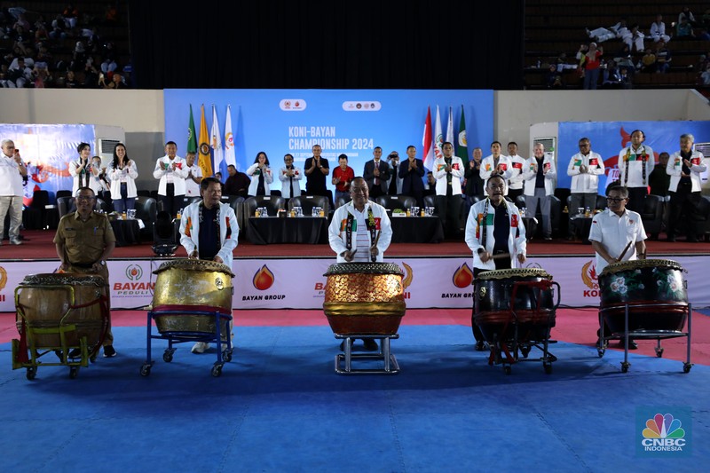 Atlet taekwondo berlaga dalam Ajang turnamen rangkaian Road to PON XXI, KONI-Bayan Championship 2024 di Universitas Mulawarman (Unmul) Samarinda, Kalimantan Timur, Selasa (23/7/2024). (CNBC Indonesia/Tri Susilo)