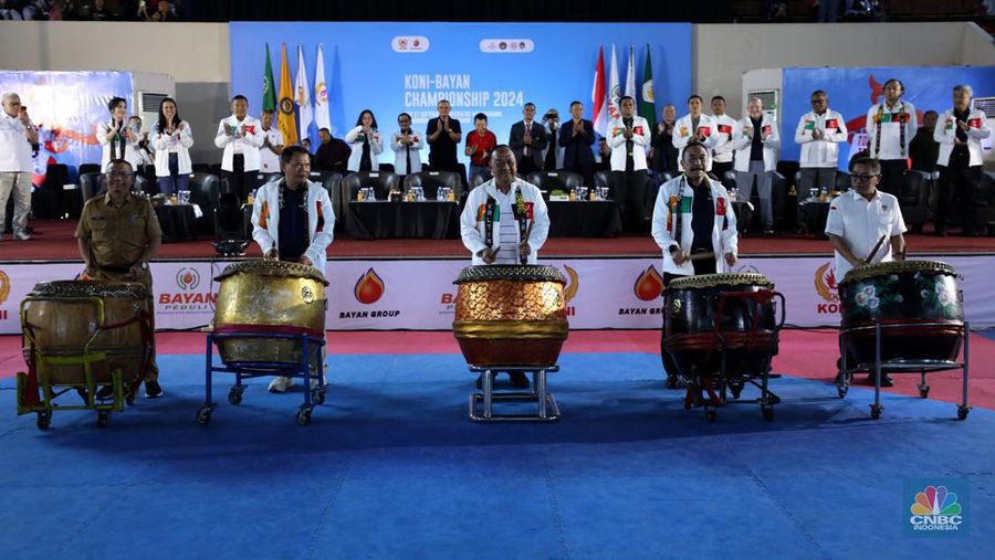 Atlet taekwondo berlaga dalam Ajang turnamen rangkaian Road to PON XXI, KONI-Bayan Championship 2024 di Universitas Mulawarman (Unmul) Samarinda, Kalimantan Timur, Selasa (23/7/2024). (CNBC Indonesia/Tri Susilo)