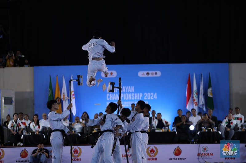 Atlet taekwondo berlaga dalam Ajang turnamen rangkaian Road to PON XXI, KONI-Bayan Championship 2024 di Universitas Mulawarman (Unmul) Samarinda, Kalimantan Timur, Selasa (23/7/2024). (CNBC Indonesia/Tri Susilo) Atlet taekwondo berlaga dalam Ajang turnamen rangkaian Road to PON XXI, KONI-Bayan Championship 2024 di Universitas Mulawarman (Unmul) Samarinda, Kalimantan Timur, Selasa (23/7/2024). (CNBC Indonesia/Tri Susilo)