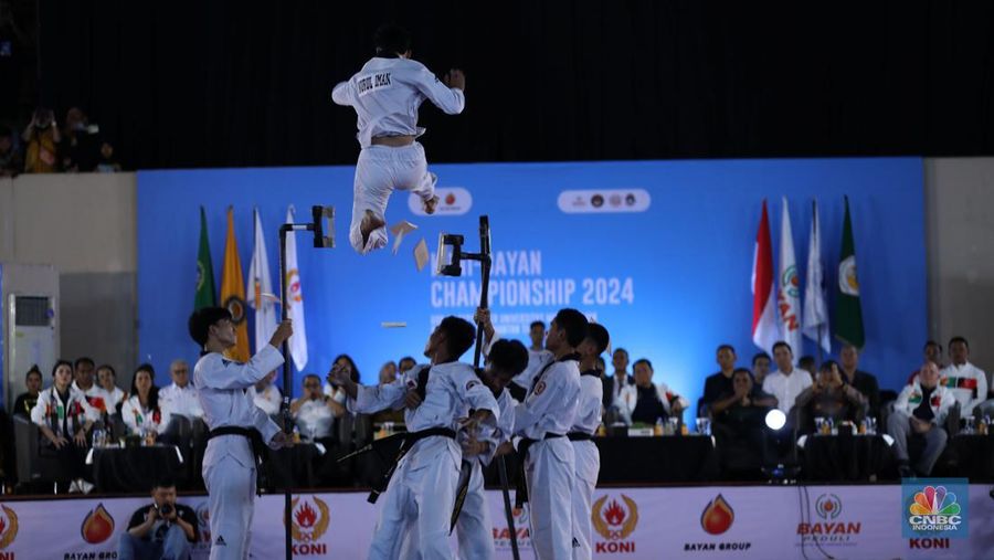 Atlet taekwondo berlaga dalam Ajang turnamen rangkaian Road to PON XXI, KONI-Bayan Championship 2024 di Universitas Mulawarman (Unmul) Samarinda, Kalimantan Timur, Selasa (23/7/2024). (CNBC Indonesia/Tri Susilo)
