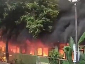 Penampakan Asap Hitam Kebakaran SDN Pondok Bambu 01 Jaktim Membubung Tinggi