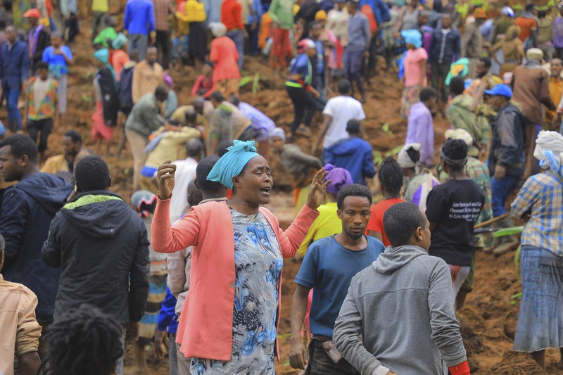 Dalam foto selebaran yang dirilis Departemen Komunikasi Pemerintah Zona Gofa, ratusan orang berkumpul di lokasi tanah longsor di distrik Kencho Shacha Gozdi, Zona Gofa, selatan Ethiopia, Senin, 22 Juli 2024. Sedikitnya 146 orang tewas dalam bencana tersebut. tanah longsor di daerah terpencil di Ethiopia yang dilanda hujan lebat, menurut pihak berwenang setempat. (Isayas Churga/Gofa Zone Government Communication Affairs Department via AP)