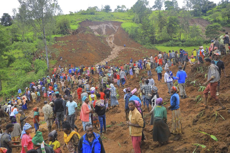 Dalam foto selebaran yang dirilis Departemen Komunikasi Pemerintah Zona Gofa, ratusan orang berkumpul di lokasi tanah longsor di distrik Kencho Shacha Gozdi, Zona Gofa, selatan Ethiopia, Senin, 22 Juli 2024. Sedikitnya 146 orang tewas dalam bencana tersebut. tanah longsor di daerah terpencil di Ethiopia yang dilanda hujan lebat, menurut pihak berwenang setempat. (Isayas Churga/Gofa Zone Government Communication Affairs Department via AP)