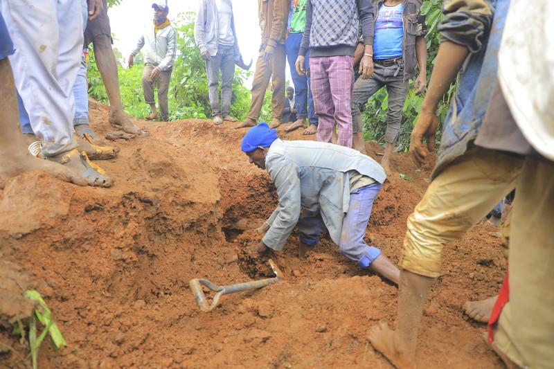 Dalam foto selebaran yang dirilis Departemen Komunikasi Pemerintah Zona Gofa, ratusan orang berkumpul di lokasi tanah longsor di distrik Kencho Shacha Gozdi, Zona Gofa, selatan Ethiopia, Senin, 22 Juli 2024. Dalam foto selebaran yang dirilis Departemen Komunikasi Pemerintah Zona Gofa, ratusan orang berkumpul di lokasi tanah longsor di distrik Kencho Shacha Gozdi, Zona Gofa, selatan Ethiopia, Senin, 22 Juli 2024. Sedikitnya 146 orang tewas dalam bencana tersebut. tanah longsor di daerah terpencil di Ethiopia yang dilanda hujan lebat, menurut pihak berwenang setempat. (Isayas Churga/Gofa Zone Government Communication Affairs Department via AP)