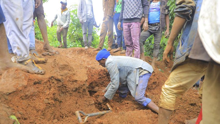 Dalam foto selebaran yang dirilis Departemen Komunikasi Pemerintah Zona Gofa, ratusan orang berkumpul di lokasi tanah longsor di distrik Kencho Shacha Gozdi, Zona Gofa, selatan Ethiopia, Senin, 22 Juli 2024. Sedikitnya 146 orang tewas dalam bencana tersebut. tanah longsor di daerah terpencil di Ethiopia yang dilanda hujan lebat, menurut pihak berwenang setempat. (Isayas Churga/Gofa Zone Government Communication Affairs Department via AP)