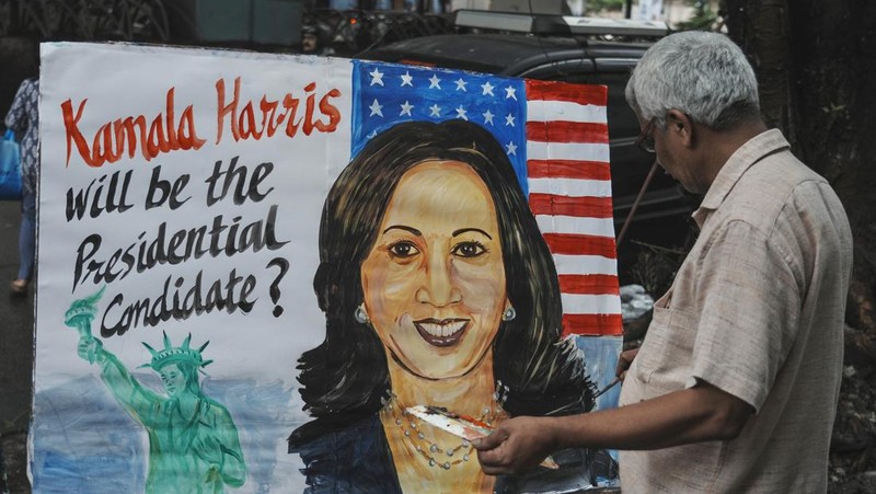 Indian art teacher Prithvi Raj Kambli, makes painting of US. Vice President Kamala Harris, in Mumbai, India, Monday, July 22, 2024. (AP Photo/Rafiq Maqbool)