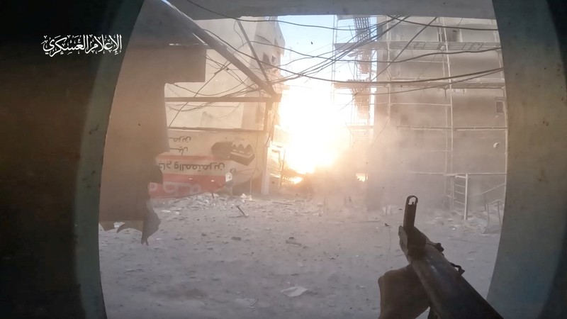 Sebuah ledakan menghantam tank Israel di tengah konflik antara Israel dan Hamas di lokasi yang disebut Rafah dalam tangkapan layar yang diambil dari video selebaran yang dirilis pada 22 Juli 2024. Sebuah ledakan menghantam tank Israel di tengah konflik antara Israel dan Hamas di lokasi yang disebut Rafah dalam tangkapan layar yang diambil dari video selebaran yang dirilis pada 22 Juli 2024. (Militer Hamas/Handout via REUTERS)