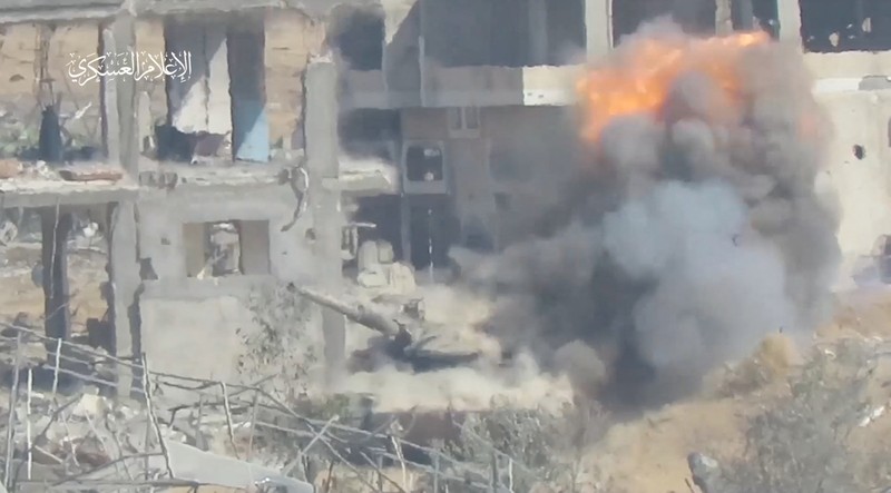 Sebuah ledakan menghantam tank Israel di tengah konflik antara Israel dan Hamas di lokasi yang disebut Rafah dalam tangkapan layar yang diambil dari video selebaran yang dirilis pada 22 Juli 2024. Sebuah ledakan menghantam tank Israel di tengah konflik antara Israel dan Hamas di lokasi yang disebut Rafah dalam tangkapan layar yang diambil dari video selebaran yang dirilis pada 22 Juli 2024. (Militer Hamas/Handout via REUTERS)