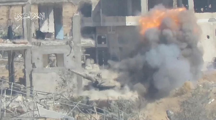 Sebuah ledakan menghantam tank Israel di tengah konflik antara Israel dan Hamas di lokasi yang disebut Rafah dalam tangkapan layar yang diambil dari video selebaran yang dirilis pada 22 Juli 2024. (Militer Hamas/Handout via REUTERS)