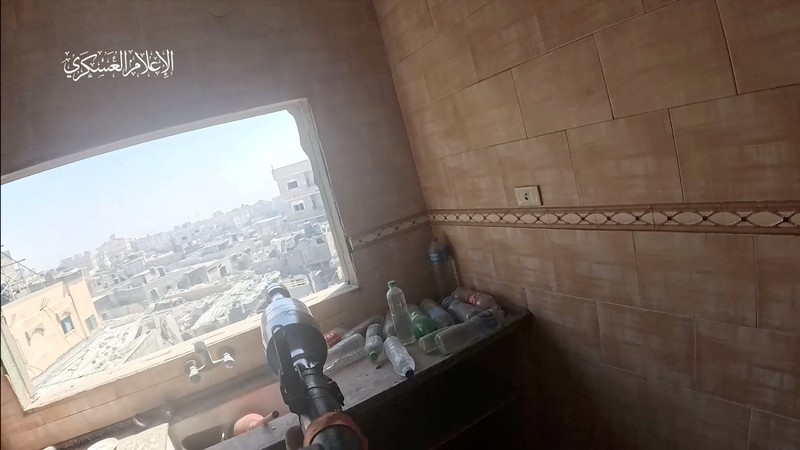 Sebuah ledakan menghantam tank Israel di tengah konflik antara Israel dan Hamas di lokasi yang disebut Rafah dalam tangkapan layar yang diambil dari video selebaran yang dirilis pada 22 Juli 2024. Sebuah ledakan menghantam tank Israel di tengah konflik antara Israel dan Hamas di lokasi yang disebut Rafah dalam tangkapan layar yang diambil dari video selebaran yang dirilis pada 22 Juli 2024. (Militer Hamas/Handout via REUTERS)