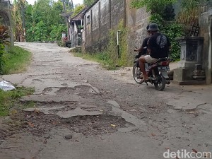Lima Tahun Rusak Parah, Jalan Pratu Subrata Buleleng Belum Diperbaiki