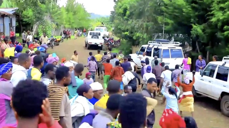 Dalam foto selebaran yang dirilis Departemen Komunikasi Pemerintah Zona Gofa, ratusan orang berkumpul di lokasi tanah longsor di distrik Kencho Shacha Gozdi, Zona Gofa, selatan Ethiopia, Senin, 22 Juli 2024. Sedikitnya 146 orang tewas dalam bencana tersebut. tanah longsor di daerah terpencil di Ethiopia yang dilanda hujan lebat, menurut pihak berwenang setempat. (Isayas Churga/Gofa Zone Government Communication Affairs Department via AP)
