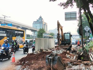 Ada Proyek Revitalisasi Trotoar di Jl MT Haryono, Lalin Macet