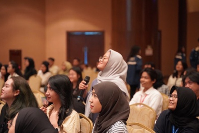 Lebih dari 80 mahasiswa dari Universitas Bina Nusantara (Binus University) mengadakan kunjungan ke Menara Bank Mega yang terletak di daerah Tendean. Lebih dari 80 mahasiswa dari Universitas Bina Nusantara (Binus University) mengadakan kunjungan ke Menara Bank Mega yang terletak di daerah Tendean. (Dok. InvestasiKu)