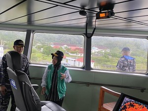 Momen Risma Naiki KRI Teluk Weda untuk Salurkan Bansos ke Kepulauan Kei