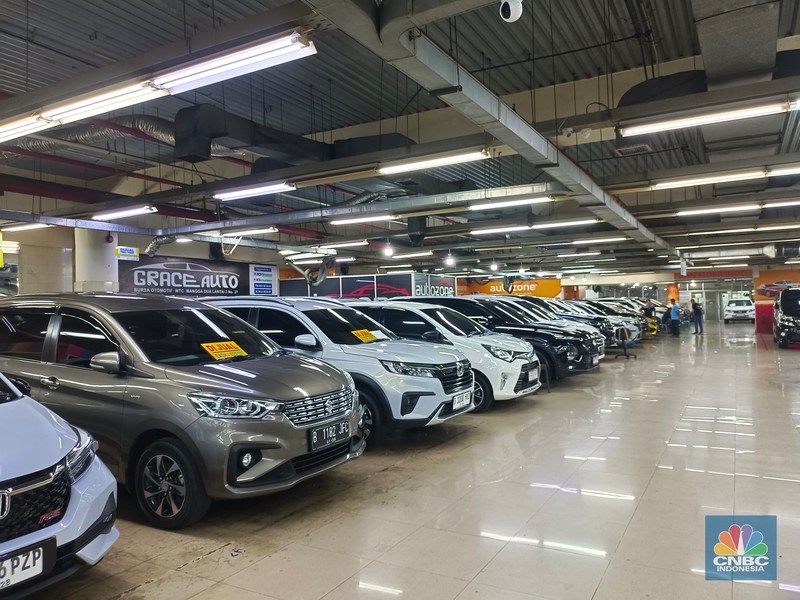 Seorang pengunjung melihat mobil-mobil bekas yang dijual di Mangga Dua Square pada Senin (22/7/2024). Seorang pengunjung melihat mobil-mobil bekas yang dijual di Mangga Dua Square pada Senin (22/7/2024). (CNBC Indonesia/Martyasari Rizky)