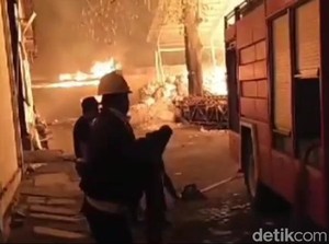 Pabrik Karton di Pandaan Pasuruan Terbakar Hebat