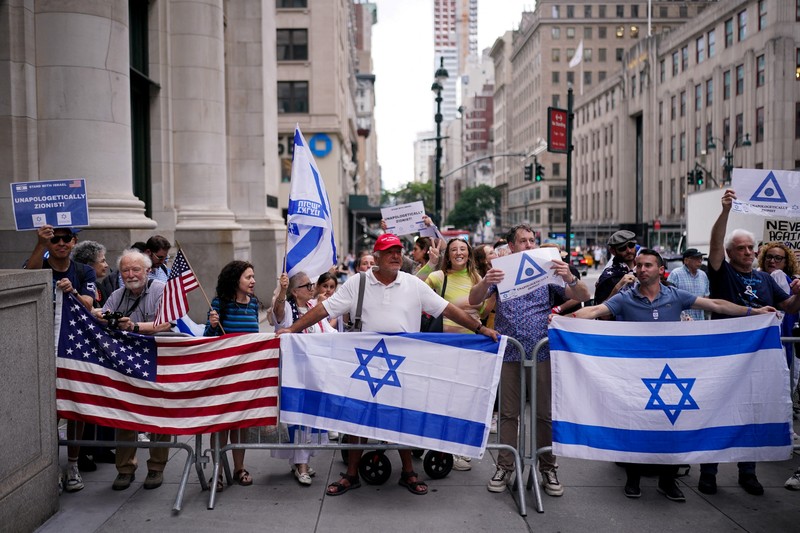 Para pengunjuk rasa pro-Israel berkumpul saat pendukung Pro-Palestina memprotes perguruan tinggi City University of New York (CUNY) yang mengizinkan pembuatan film episode FBI: Most Wanted yang membuat fiksi Perkemahan Solidaritas Gaza di New York City, AS, 22 Juli 2024. (REUTERS/Adam Gray)
