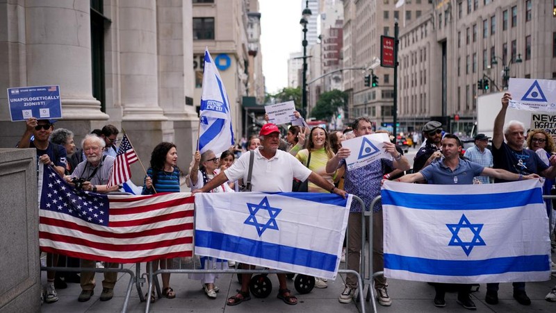 Manifestantes pro-israelíes se reúnen mientras partidarios pro-palestinos protestan contra una universidad de la Universidad de la Ciudad de Nueva York (CUNY) que permite filmar un episodio del FBI ficticio: Most Wanted en el Campamento de Solidaridad con Gaza el 22 de julio de 2024 en la ciudad de Nueva York.  (REUTERS/Adam Gray)