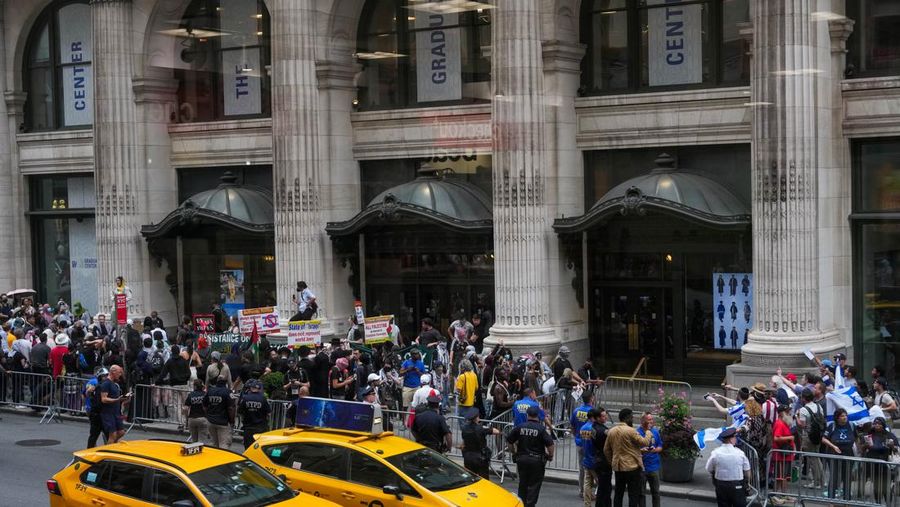 Para pengunjuk rasa pro-Israel berkumpul saat pendukung Pro-Palestina memprotes perguruan tinggi City University of New York (CUNY) yang mengizinkan pembuatan film episode FBI: Most Wanted yang membuat fiksi Perkemahan Solidaritas Gaza di New York City, AS, 22 Juli 2024. (REUTERS/Adam Gray)