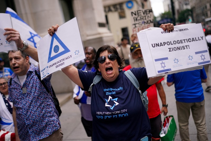 Para pengunjuk rasa pro-Israel berkumpul saat pendukung Pro-Palestina memprotes perguruan tinggi City University of New York (CUNY) yang mengizinkan pembuatan film episode FBI: Most Wanted yang membuat fiksi Perkemahan Solidaritas Gaza di New York City, AS, 22 Juli 2024. (REUTERS/Adam Gray)