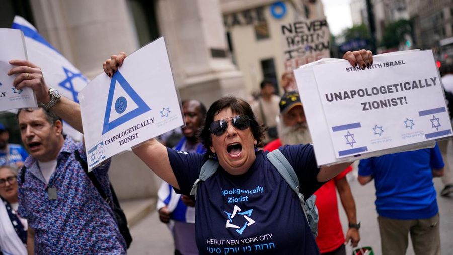 Para pengunjuk rasa pro-Israel berkumpul saat pendukung Pro-Palestina memprotes perguruan tinggi City University of New York (CUNY) yang mengizinkan pembuatan film episode FBI: Most Wanted yang membuat fiksi Perkemahan Solidaritas Gaza di New York City, AS, 22 Juli 2024. (REUTERS/Adam Gray)