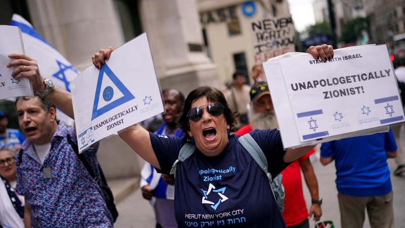 Manifestantes pro-israelíes se reúnen mientras partidarios pro-palestinos protestan contra una universidad de la Universidad de la Ciudad de Nueva York (CUNY) que permite filmar un episodio del FBI ficticio: Most Wanted en el Campamento de Solidaridad con Gaza el 22 de julio de 2024 en la ciudad de Nueva York.  (REUTERS/Adam Gray)