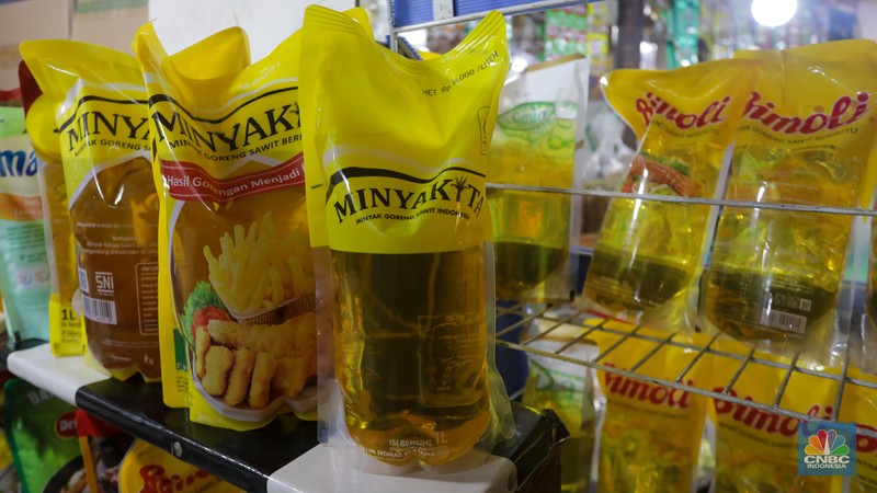 Pedagang menunjukkan Minyakita di Pasar Tebet Barat, Jakarta, Selasa (23/7/2024). Pedagang menunjukkan Minyakita di Pasar Tebet Barat, Jakarta, Selasa (23/7/2024). (CNBC Indonesia/Faisal Rahman)