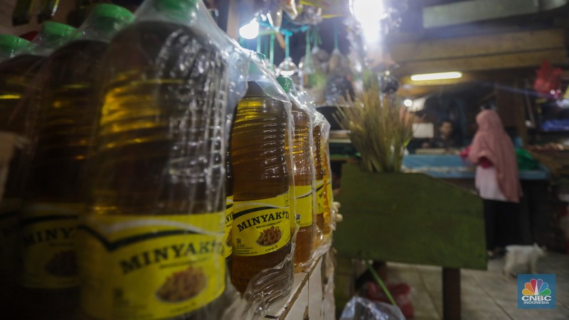 Pedagang menunjukkan Minyakita di Pasar Tebet Barat, Jakarta, Selasa (23/7/2024). (CNBC Indonesia/Faisal Rahman)