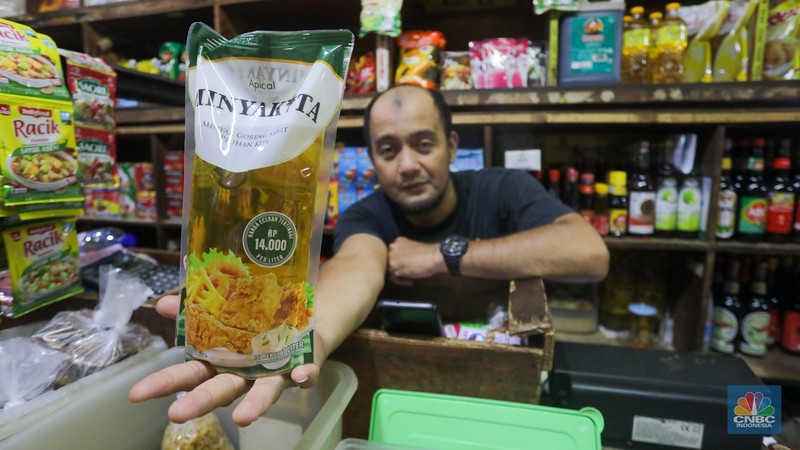 Pedagang menunjukkan Minyakita di Pasar Tebet Barat, Jakarta, Selasa (23/7/2024). (CNBC Indonesia/Faisal Rahman)